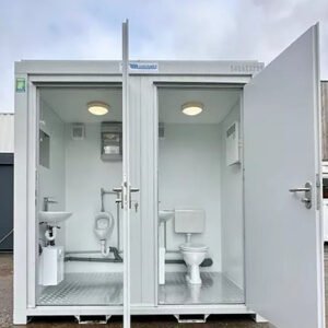Bloque Sanitario Doble 2,4 × 1,5 m – WC + Urinario Separados, Aislado y Listo para Usar