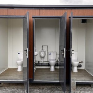 Contenedor Sanitario 3 Cabinas – WC, Lavabo y Calentador Integrados para Obras y Eventos