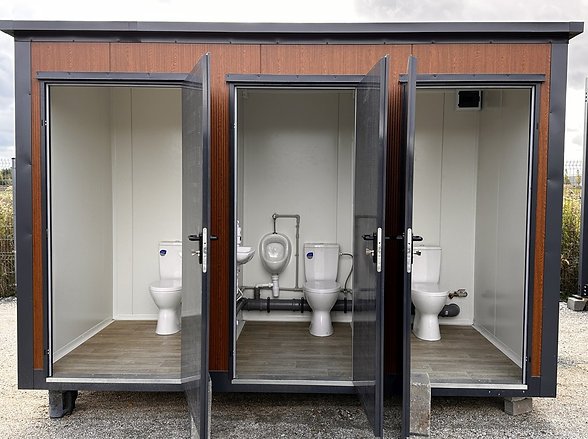 Contenedor Sanitario 3 Cabinas – WC, Lavabo y Calentador Integrados para Obras y Eventos