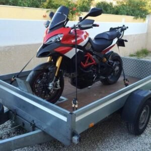 Plataforma basculante: 2,60 m x 1,53 m / 750 kg………