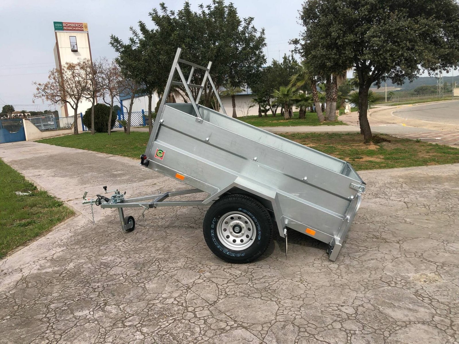 Remolque basculante por inercia todo terreno con freno